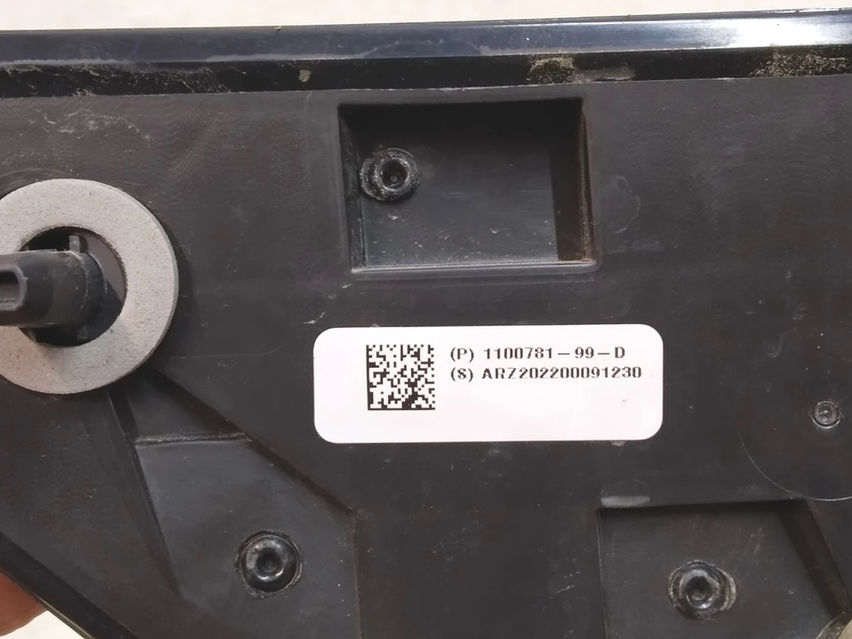 15 Відбивач ліхтаря на крилі заднім правом GEN3 із пошкодженням Tesla Model 3, Model Y 1518783-00-B