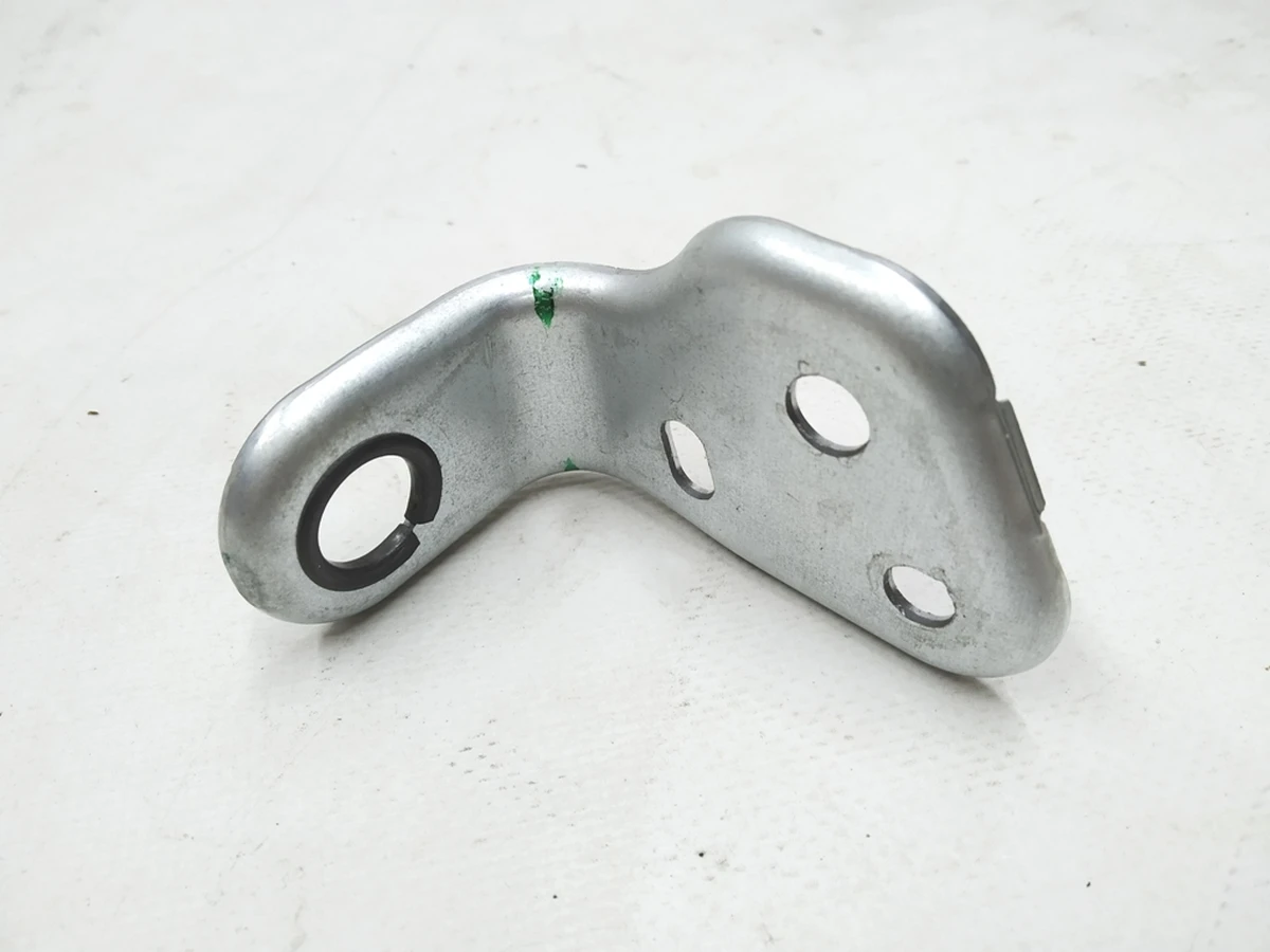 22 Петля кріплення подвійної спинки сидіння 2-го ряду права Tesla model 3 1100968-98-A