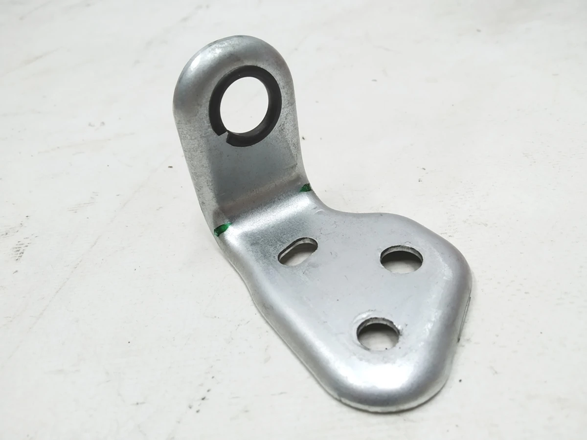 22 Петля кріплення подвійної спинки сидіння 2-го ряду права Tesla model 3 1100968-98-A