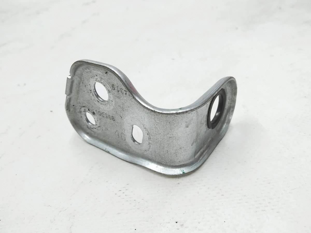 22 Петля кріплення подвійної спинки сидіння 2-го ряду права Tesla model 3 1100968-98-A