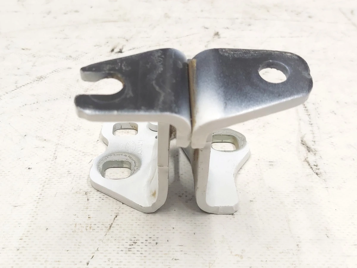 4 Front right lower door hinge PPSW Tesla model 3 1101036-00-F