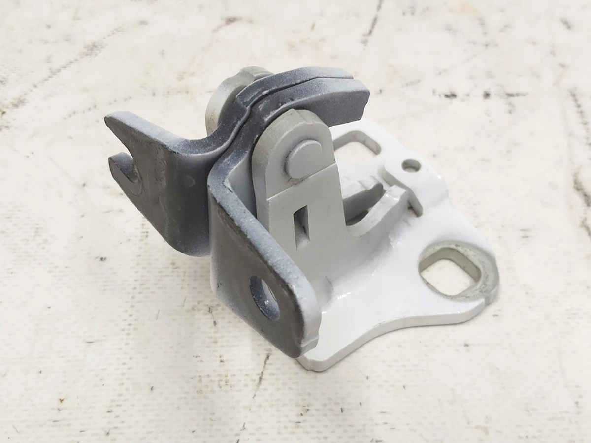4 Front right lower door hinge PPSW Tesla model 3 1101036-00-F