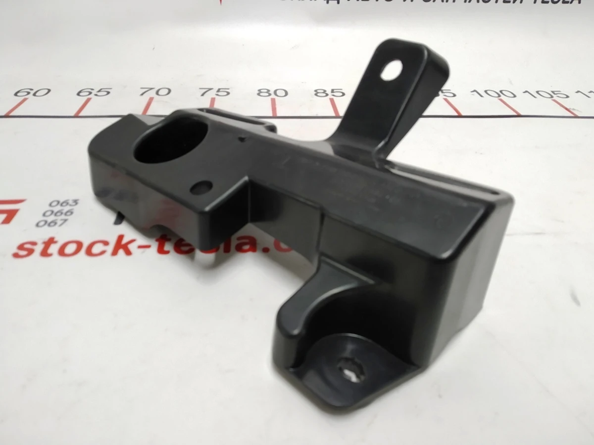5 Кронштейн крепления коврового покрытия 1-го ряда сидений правый Tesla model 3 1101145-00-G