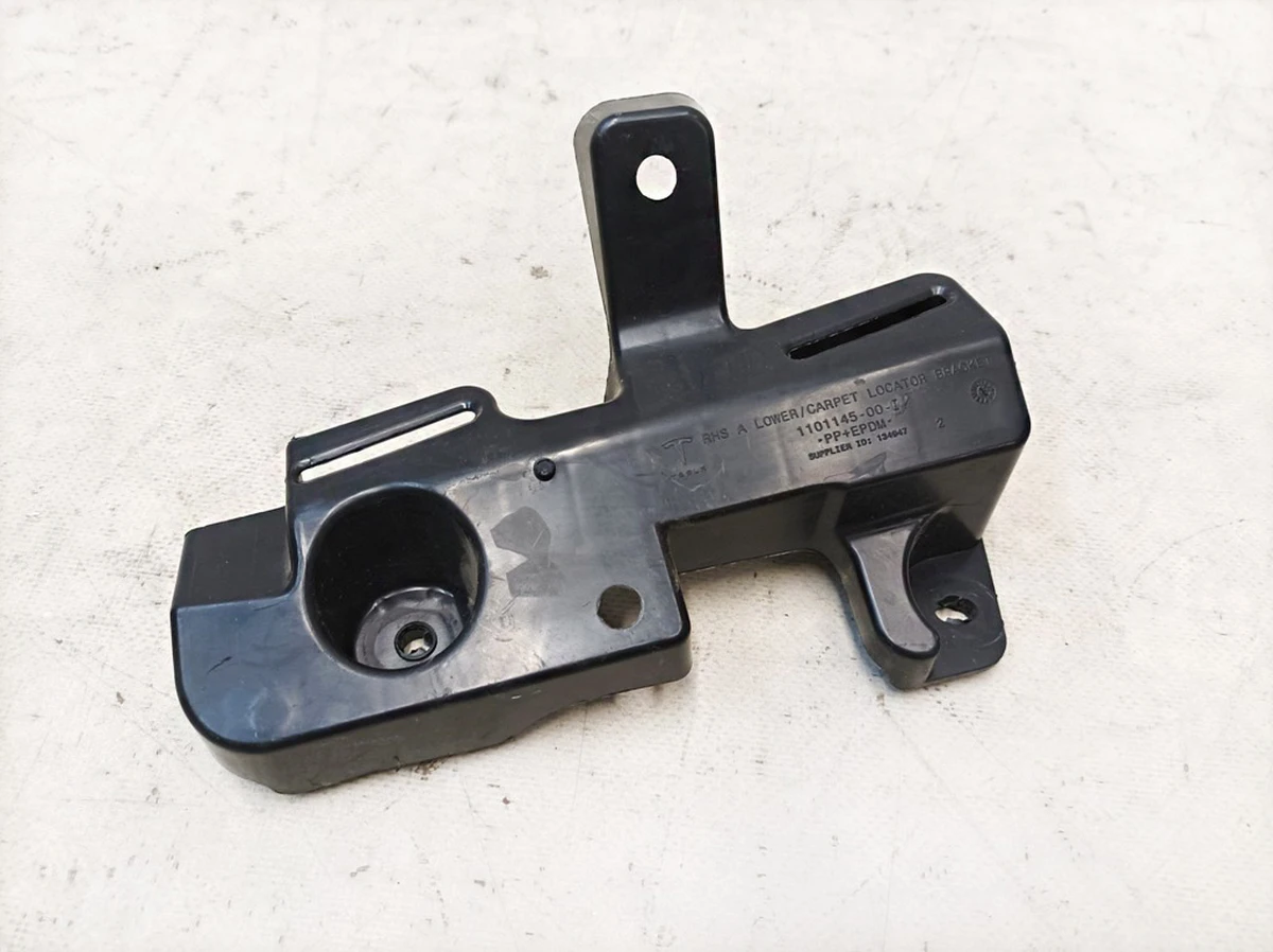 5 Кронштейн крепления коврового покрытия 1-го ряда сидений правый Tesla model 3 1101145-00-I