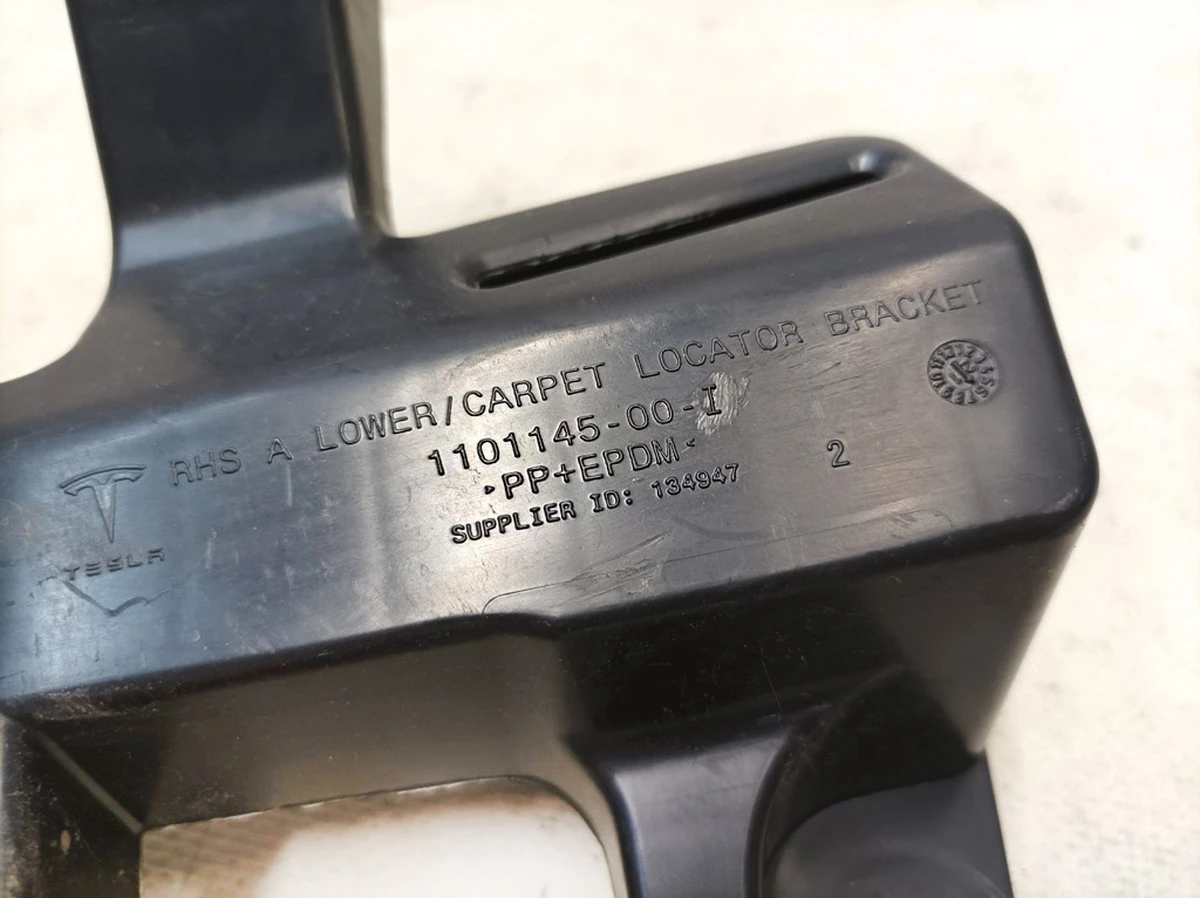 5 Кронштейн крепления коврового покрытия 1-го ряда сидений правый Tesla model 3 1101145-00-I