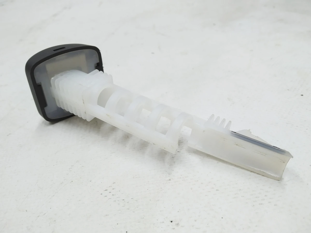 7 Замок підголівника центрального сидіння 2-го ряду лівий Tesla model 3 1101420-00-E