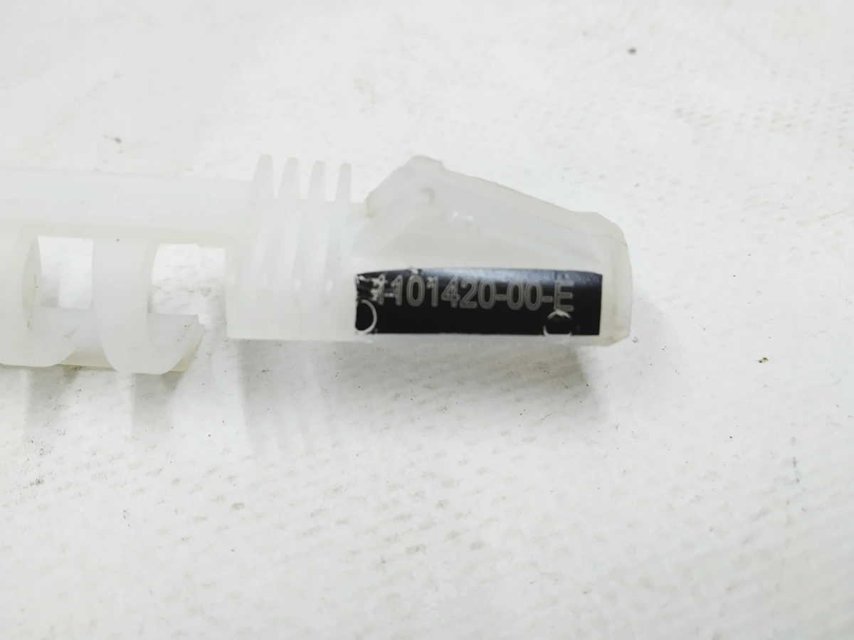 7 Замок підголівника центрального сидіння 2-го ряду лівий Tesla model 3 1101420-00-E