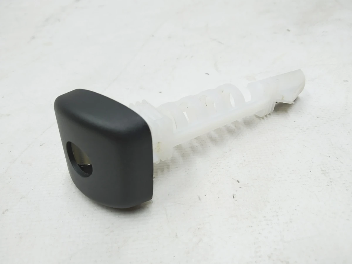 7 Замок підголівника центрального сидіння 2-го ряду лівий Tesla model 3 1101420-00-E