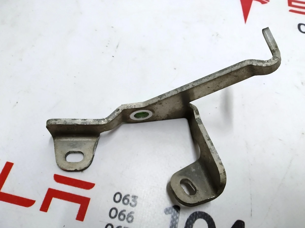 Кронштейн електропроводки гальма стоянки правий Tesla model S REST 1101851-00-B