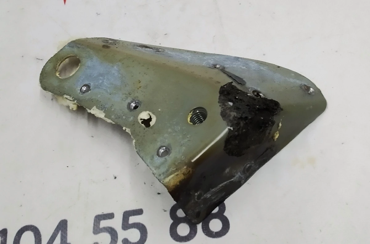 Чверть передня права кронштейн кріплення батареї передній правий Tesla model 3 1073828-S0-B