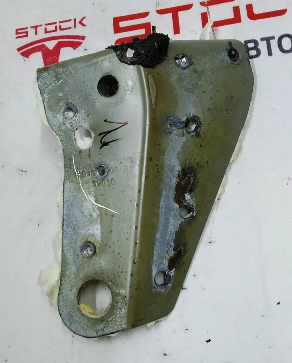 Чверть передня ліва кронштейн кріплення батареї передній лівий Tesla model 3 1073828-S0-B