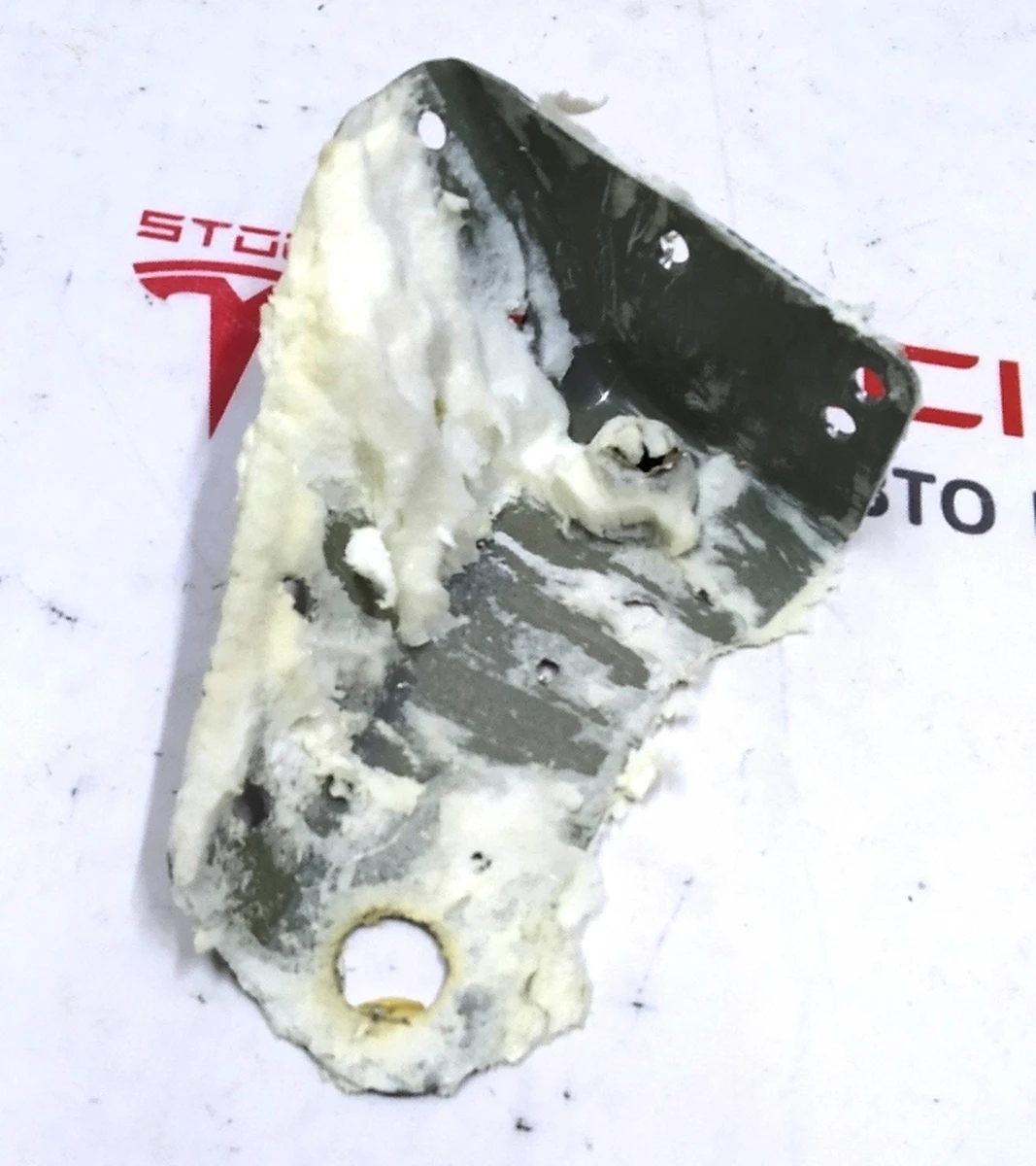 Чверть передня ліва кронштейн кріплення батареї передній лівий Tesla model 3 1073828-S0-B