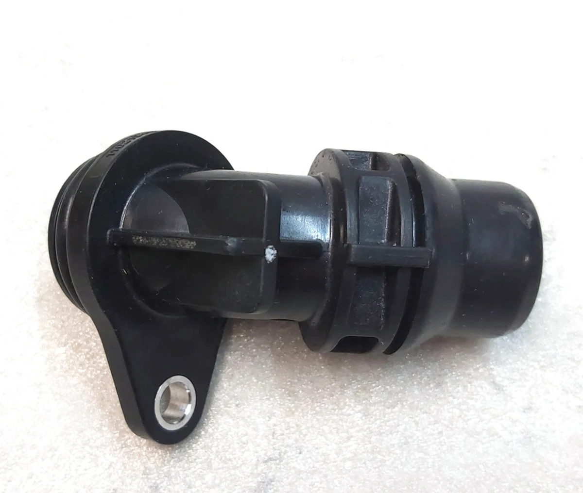 Штуцер (патрубок) системи охолодження інвертора заднього двигуна кутовий VDA-18, 90DEG Tesla Model 3, Model Y 1102178-00-D