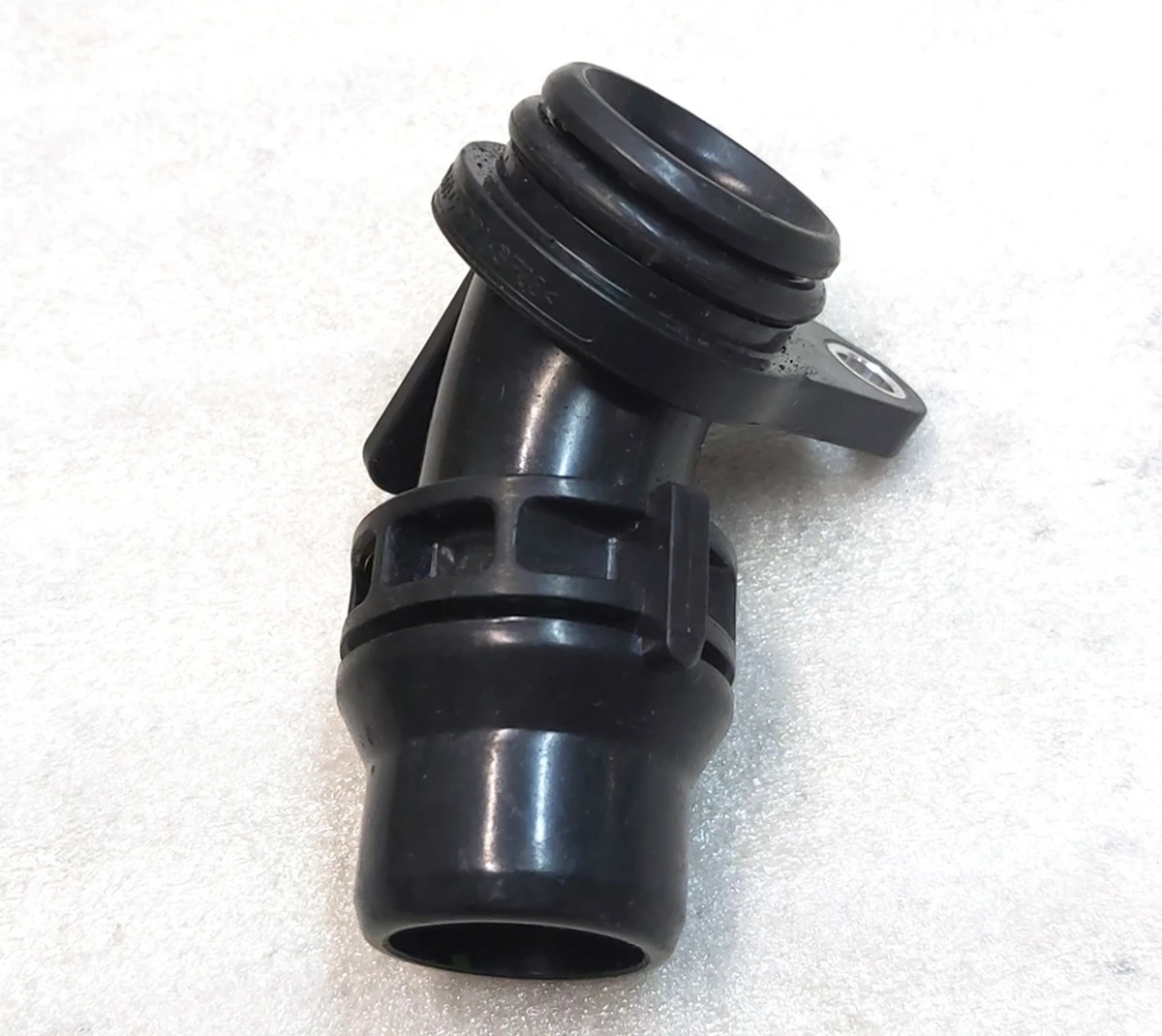 Штуцер (патрубок) системи охолодження інвертора заднього двигуна кутовий VDA-18, 90DEG Tesla Model 3, Model Y 1102178-00-D