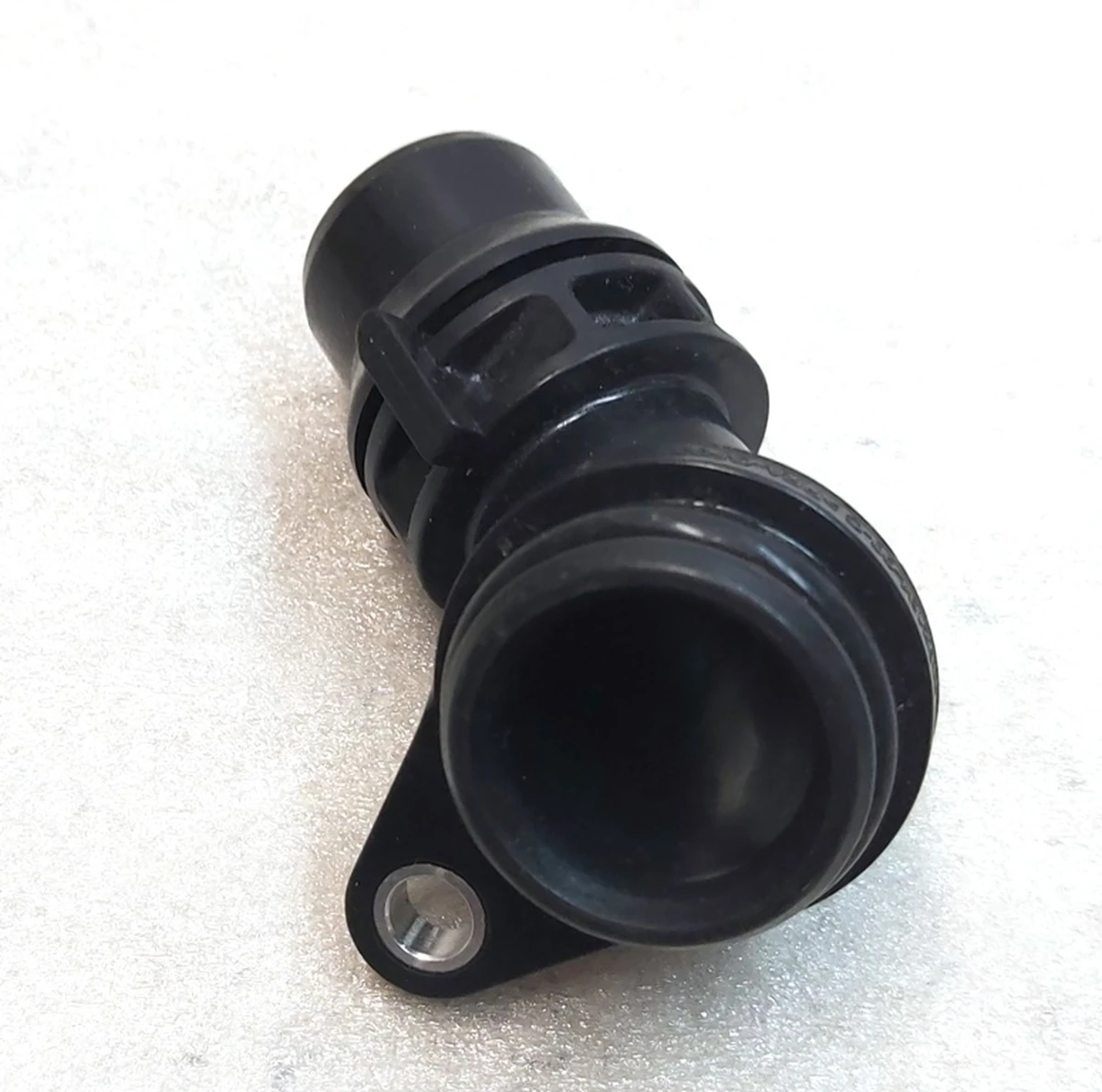 Штуцер (патрубок) системи охолодження інвертора заднього двигуна кутовий VDA-18, 90DEG Tesla Model 3, Model Y 1102178-00-D