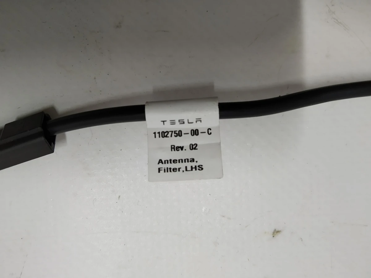 7 Антенна радио фильтр задняя левая Tesla model 3 1102750-00-C