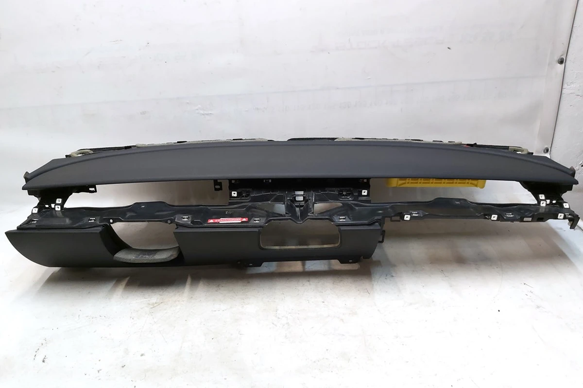 1 Пластиковий каркас інструментальної панелі (торпедо) Tesla model 3 1083401-05-J