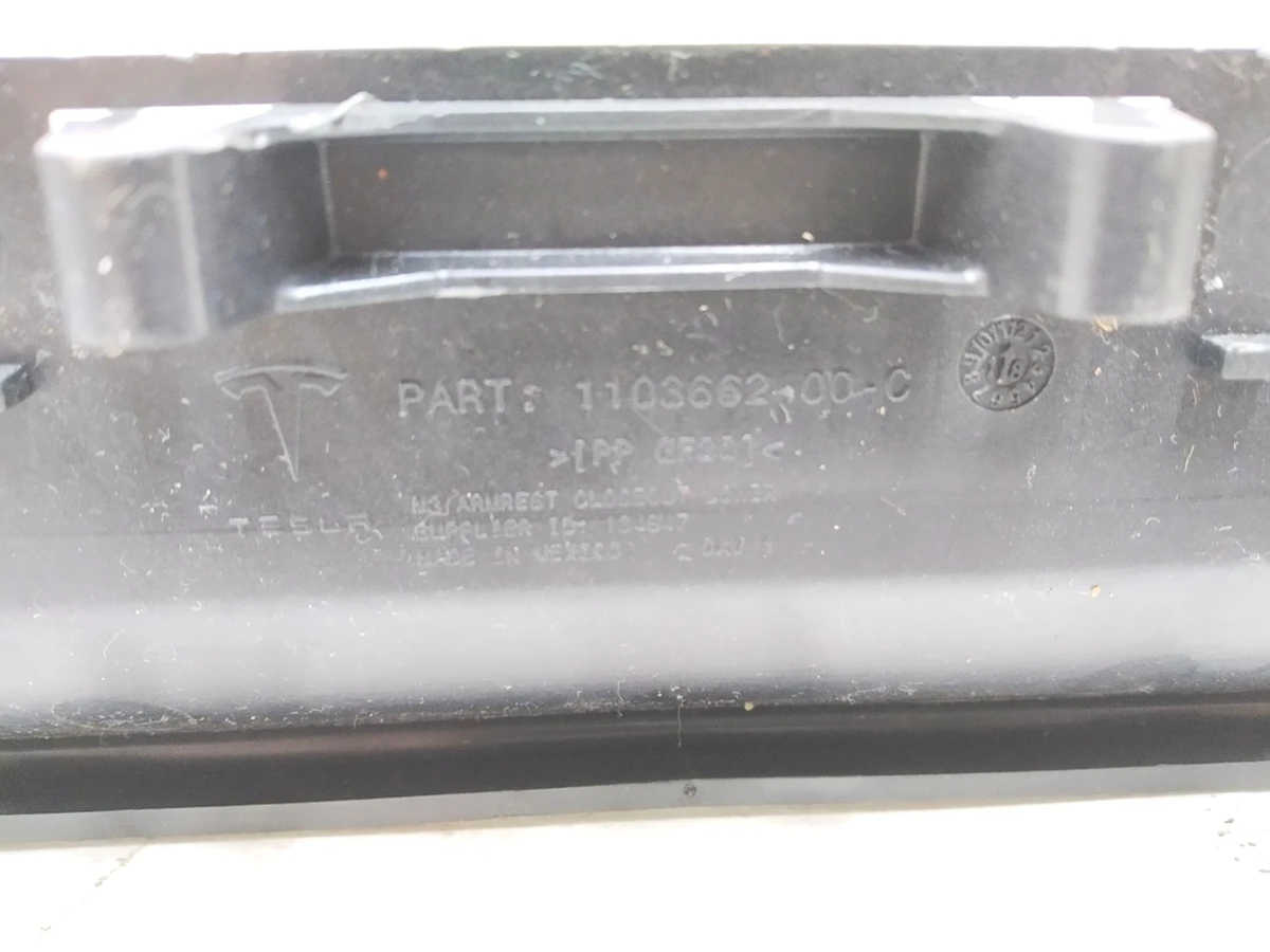 8 Кронштейн кріплення підлокітника 2-го ряду сидінь Tesla model 3 1103662-00-C