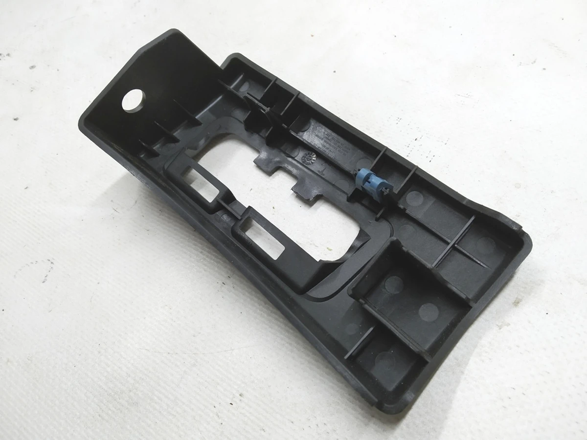 18 Tesla model 3 2nd row seat belt decorative trim bracket 1103759-00-D