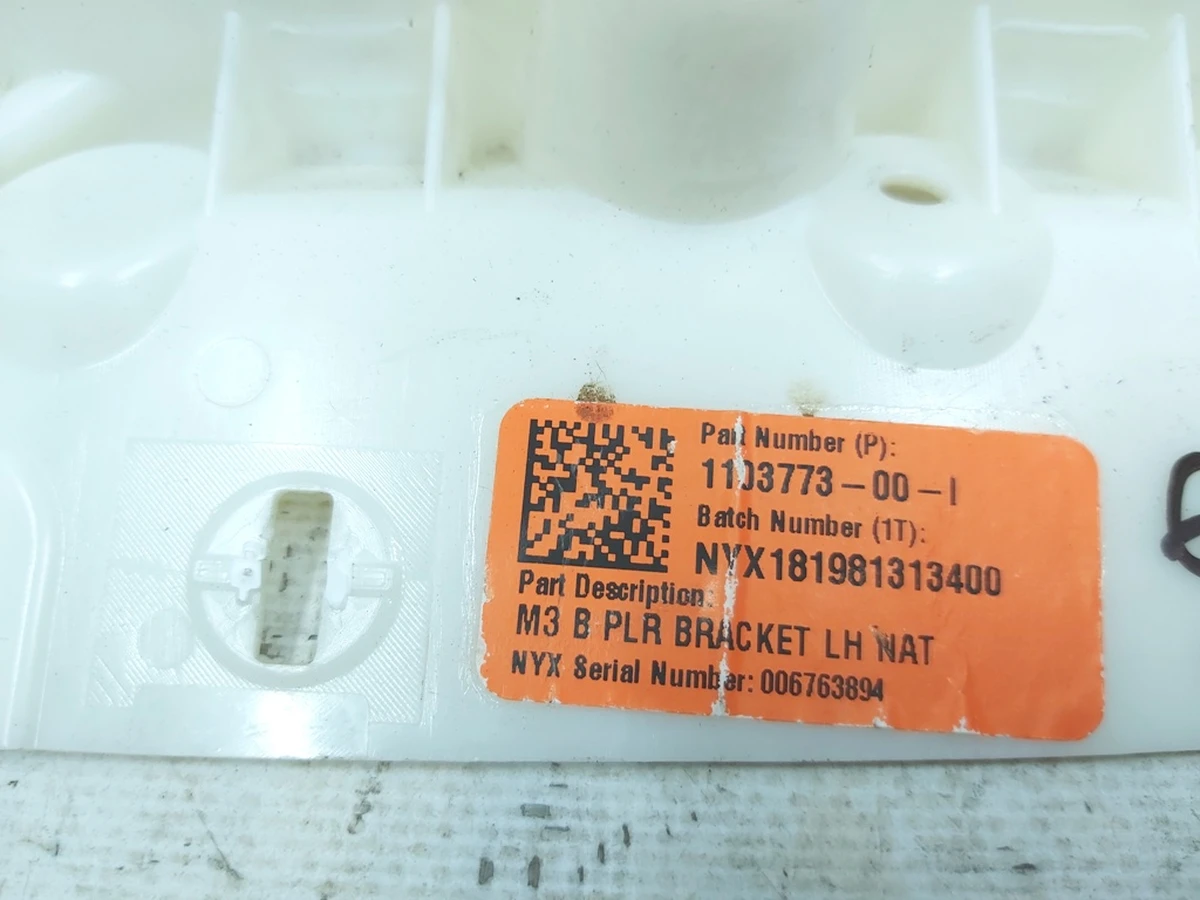 4 Кронштейн стійки B верхній лівий Tesla model 3 1103773-00-I