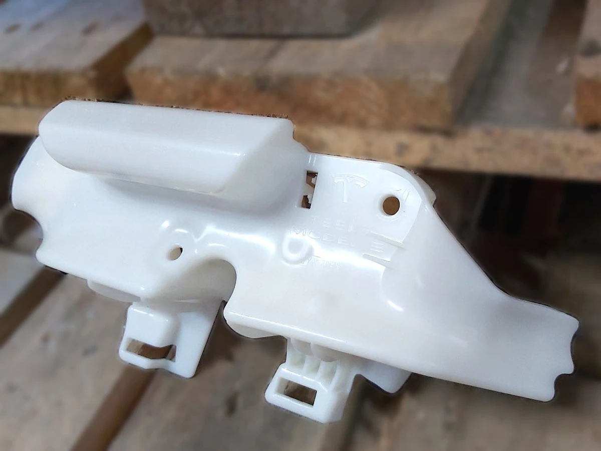 4 M3, UPPER B-PILLAR BRACKET, ASY, RH Tesla model 3 1103776-00-N