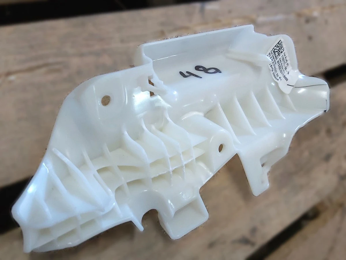 4 M3, UPPER B-PILLAR BRACKET, ASY, RH Tesla model 3 1103776-00-N