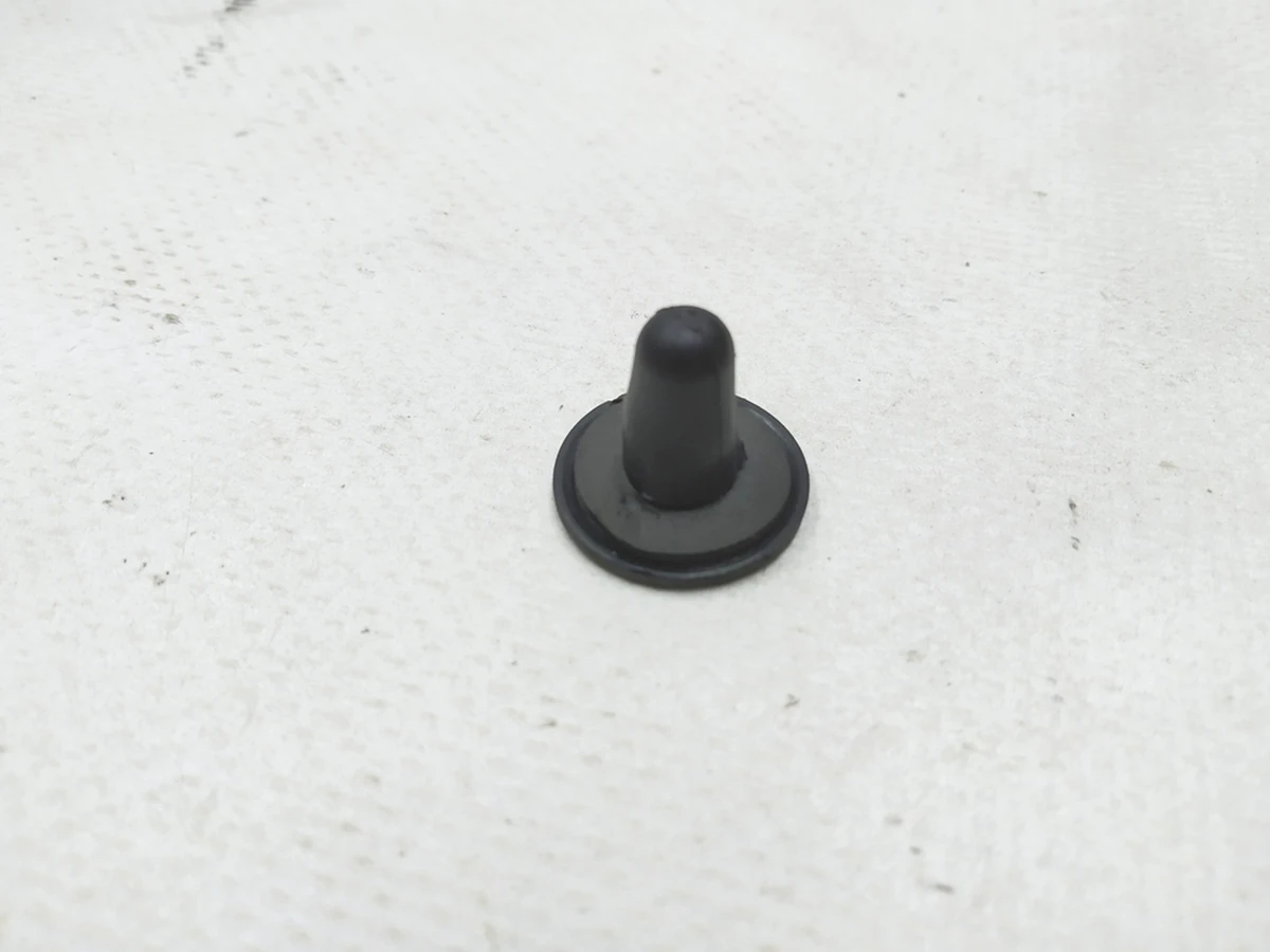 8 Втулка фиксации фонаря заднего, фары главной 8x0.5-0.9 круглая Tesla Model 3, Model Y, Model Y Feb 2025 1104335-00-B