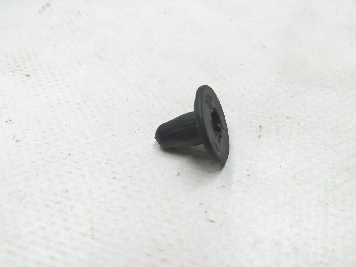 8 Втулка фиксации фонаря заднего, фары главной 8x0.5-0.9 круглая Tesla Model 3, Model Y, Model Y Feb 2025 1104335-00-B