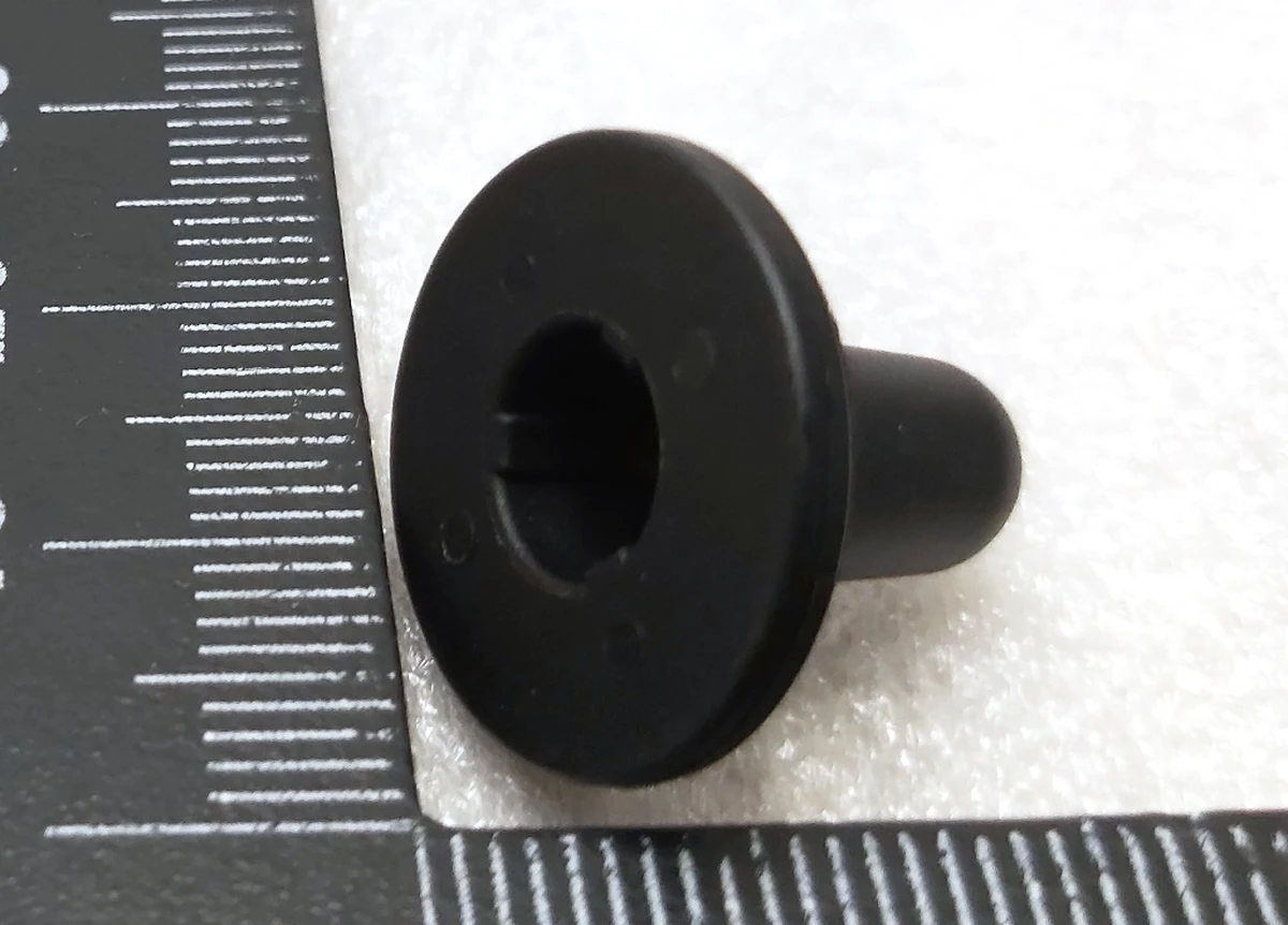 8 Втулка фіксації ліхтаря заднього 8x0.5-0.9 GRIP,RUBBER,4WAY кругла Tesla Model 3, Model Y, Model Y Feb 2025 1104335-00-B