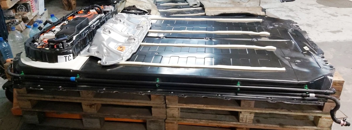 1 ASY,HVBAT,E1P,RWD,1PH,M3Y with case damage Tesla model 3, model Y 1104428-00-T