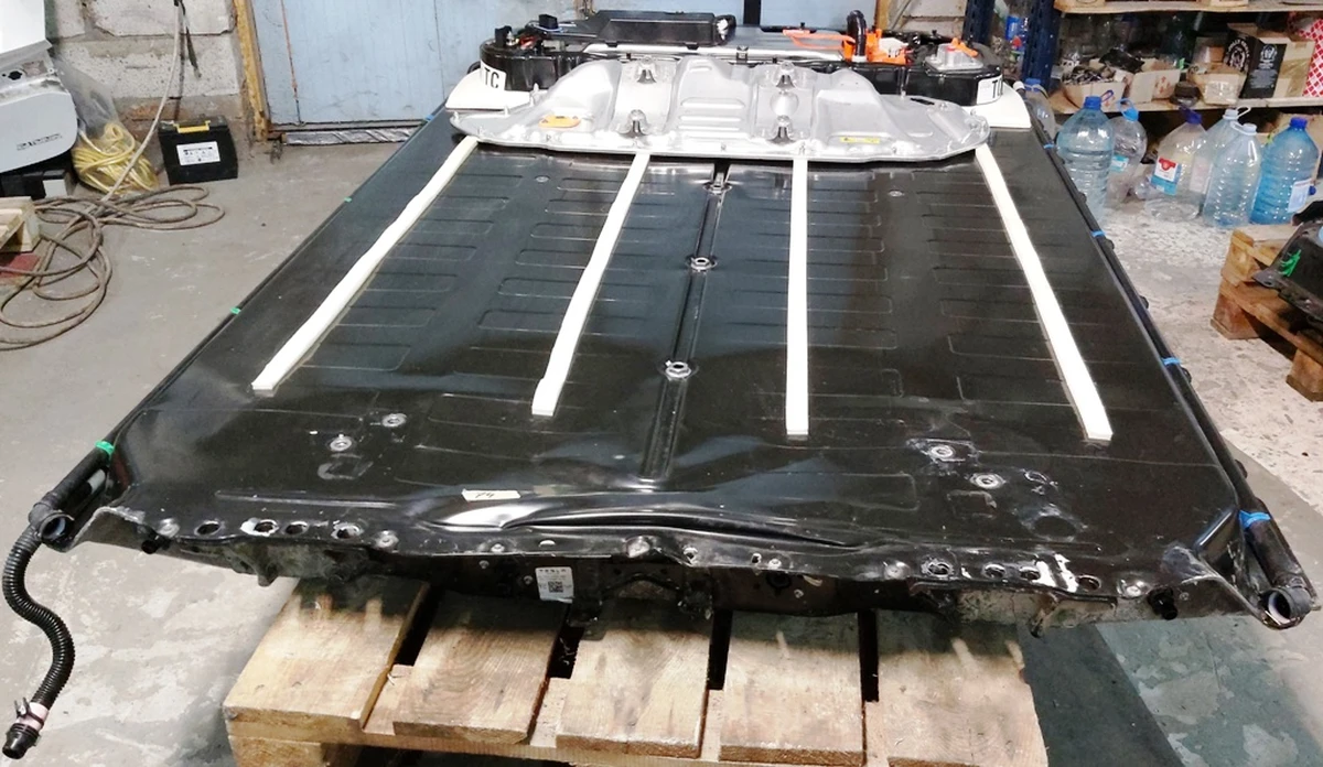 1 ASY,HVBAT,E1P,RWD,1PH,M3Y with case damage Tesla model 3, model Y 1104428-00-T