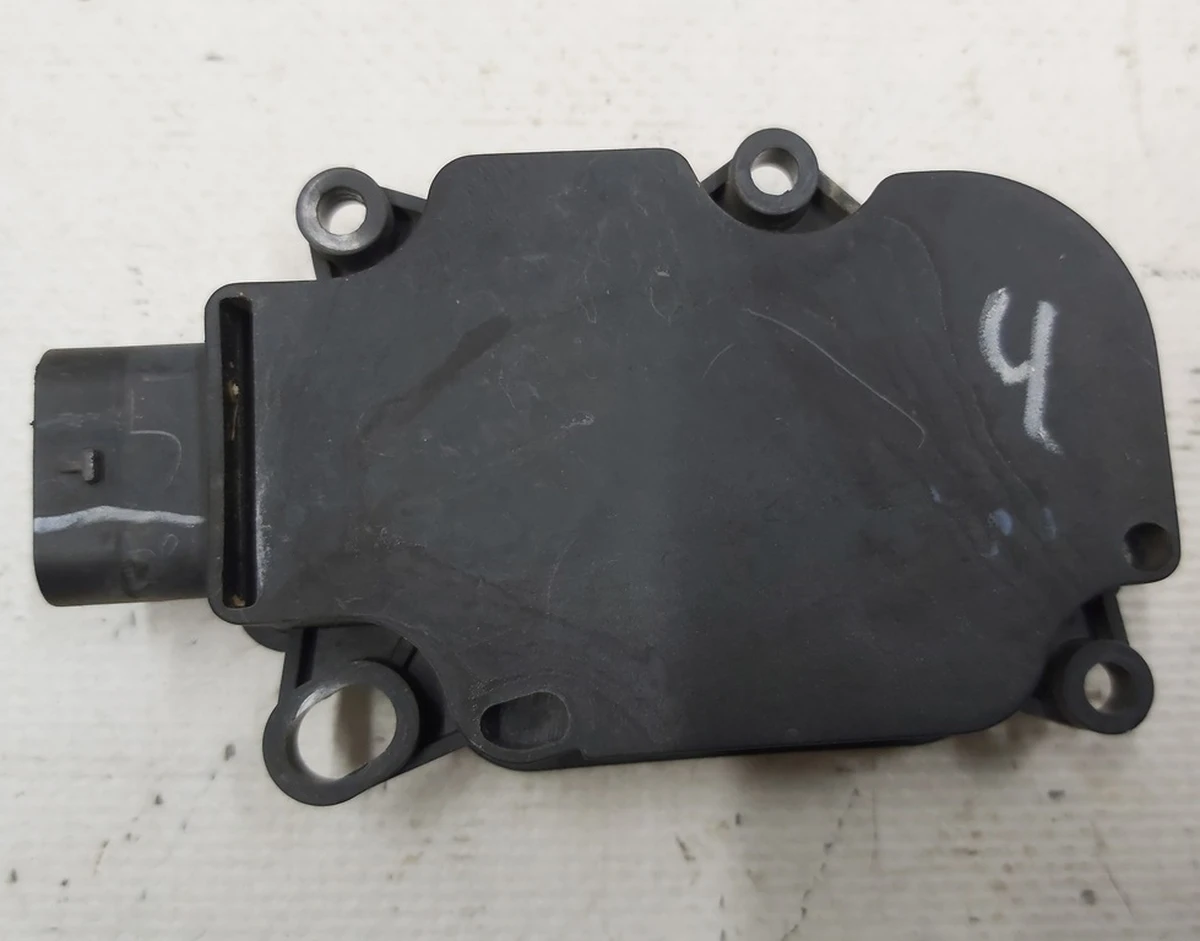 4 Control module for opening the ventilation grille (side eyelets) left #4 Tesla model S 1007269-00-F