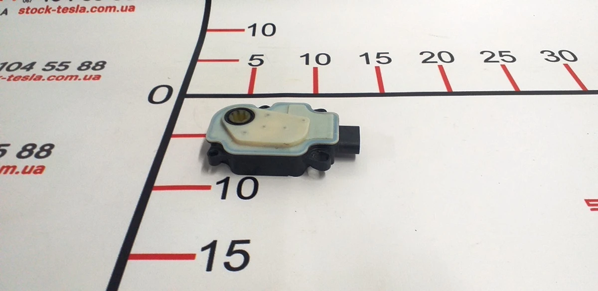 4 Ventilation grill opening control module (central radiator) Tesla model S, model S REST 1007256-00-K