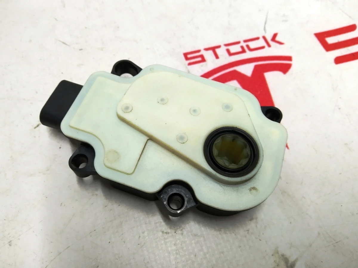 4 Модуль управления открытием вентиляционной решетки (боковых люверсов) Tesla model S 1007269-00-F