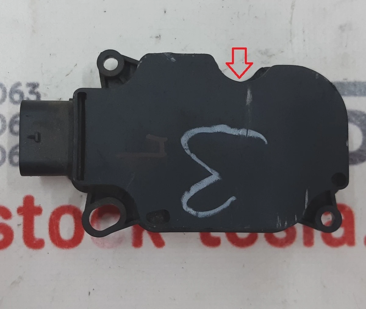 Control module for opening the ventilation grill (central radiator) left №3 with damage Tesla model S 1007256-00-K