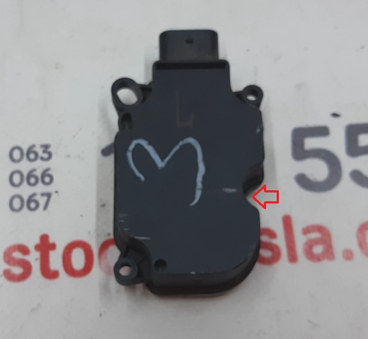 Control module for opening the ventilation grill (central radiator) left №3 with damage Tesla model S 1007256-00-K