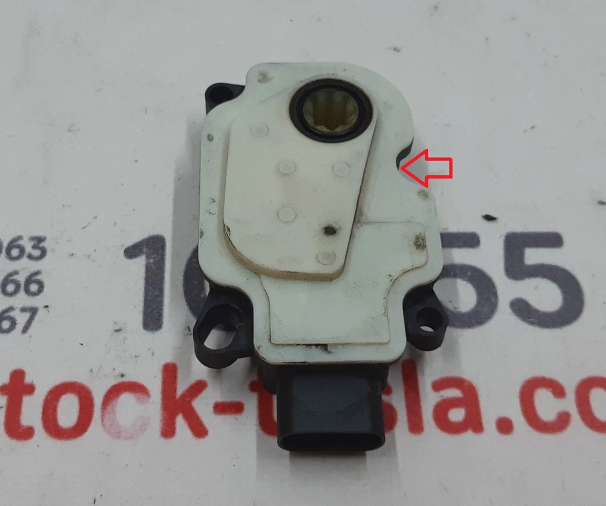 Control module for opening the ventilation grill (central radiator) left №3 with damage Tesla model S 1007256-00-K