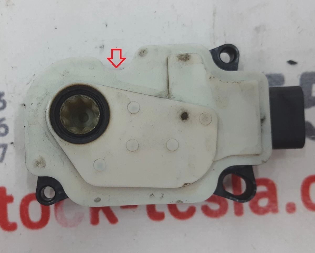 Control module for opening the ventilation grill (central radiator) left №3 with damage Tesla model S 1007256-00-K