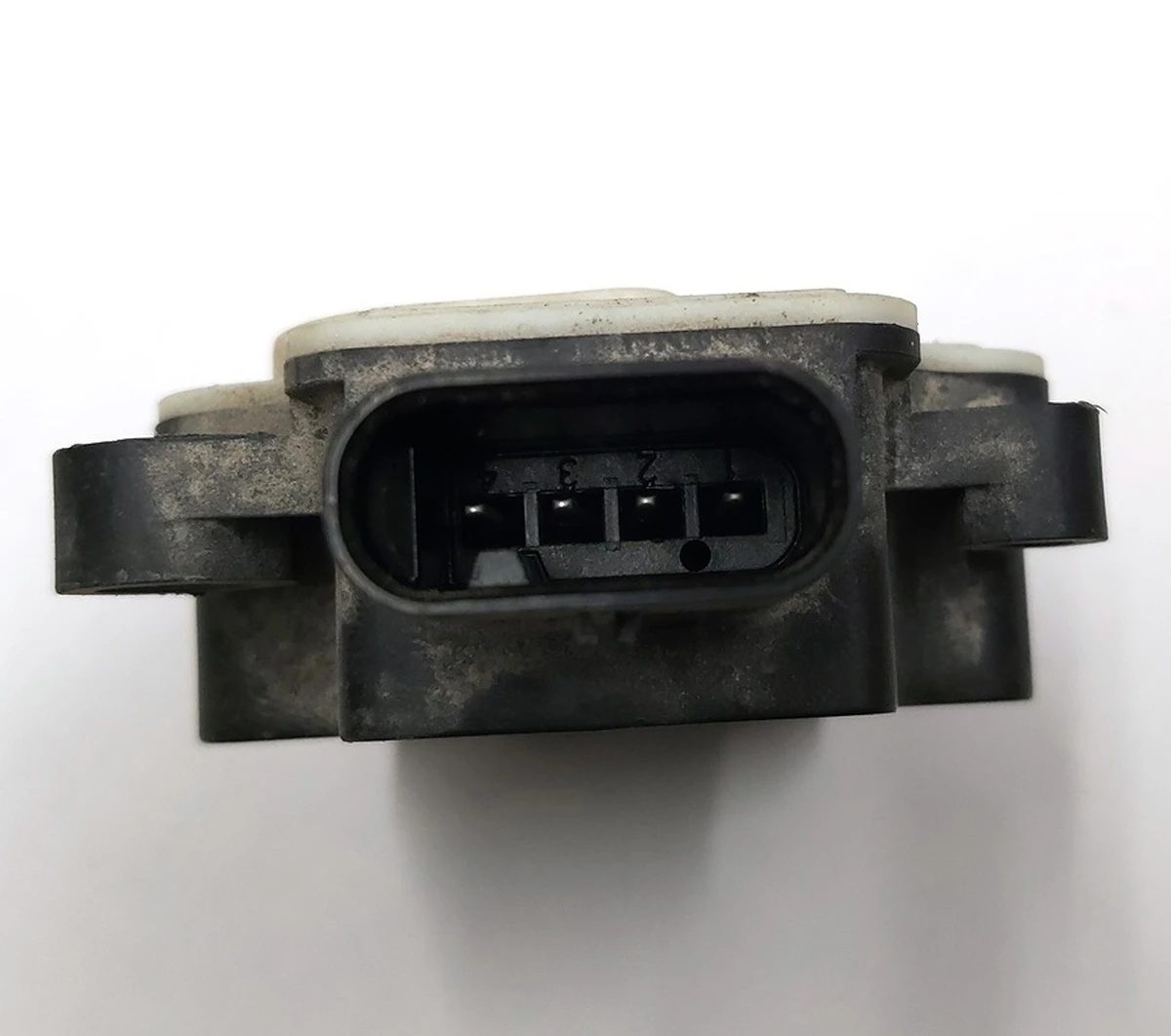 4 Ventilation grill opening control module (central radiator), right, damaged Tesla model S 1007256-00-K