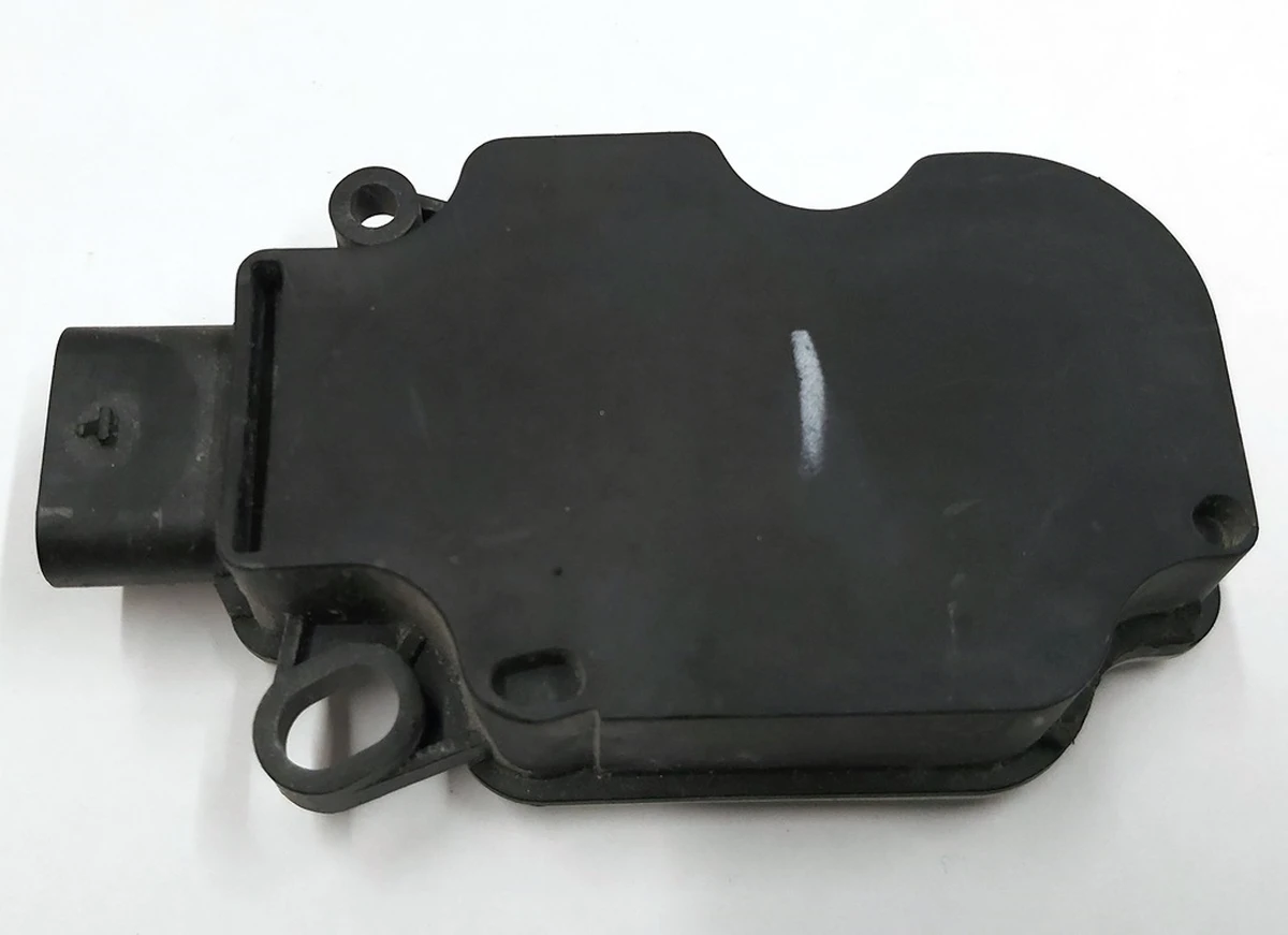 4 Модуль управления открытием вентиляционной решетки (центральный радиатор) правый с повреждением Tesla model S model S REST 1007256-00-K