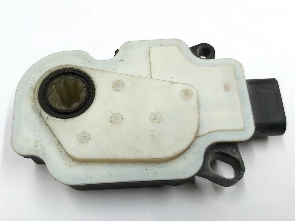 4 Ventilation grill opening control module (central radiator), right, damaged Tesla model S 1007256-00-K
