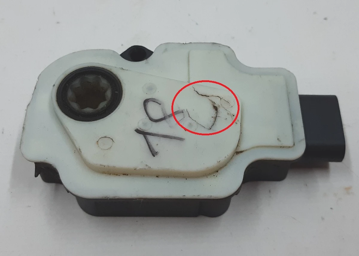 4 Модуль управления открытием вентиляционной решетки с повреждением Tesla model S, model S REST 1007256-00-K