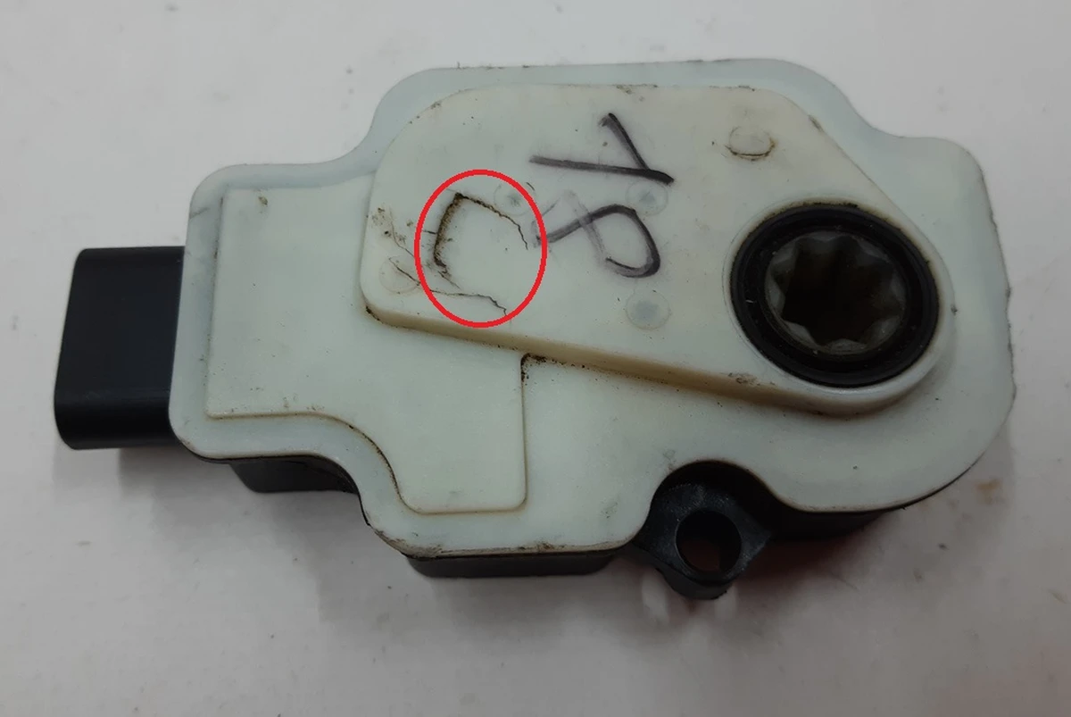 4 Модуль управления открытием вентиляционной решетки с повреждением Tesla model S, model S REST 1007256-00-K