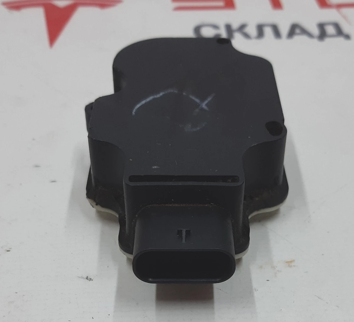 4 Модуль управления открытием вентиляционной решетки с повреждением Tesla model S, model S REST 1007256-00-K