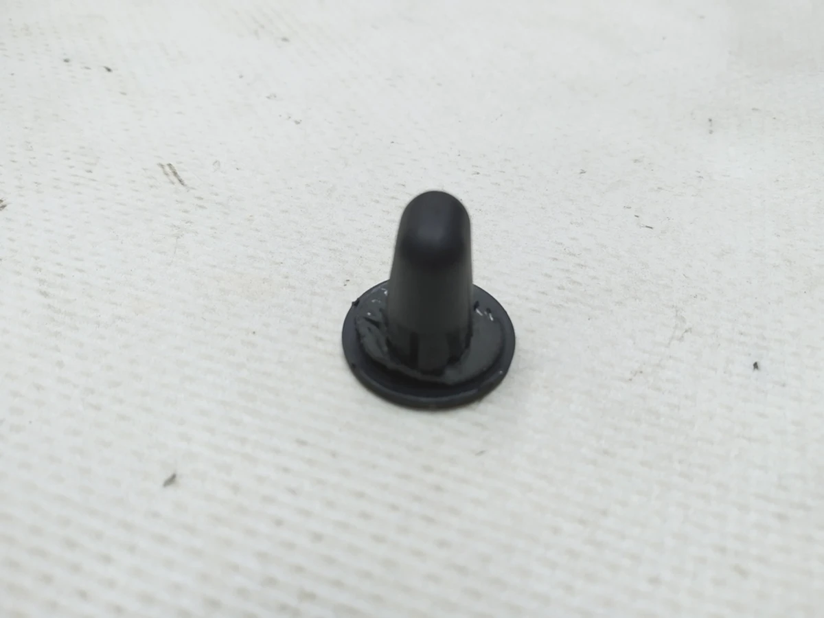 9 Втулка фіксації ліхтаря заднього, фари головної 8.2x12.2,1.3 GRIP,2WAY плоска Tesla Model 3, Model Y, Model Y Feb 2025