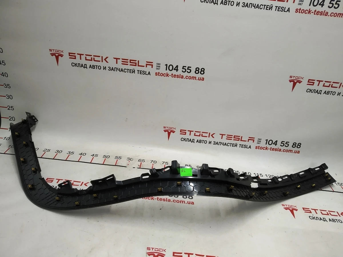 12 Накладка отвору стійки C ліва пластик Tesla model X 1105126-00-D