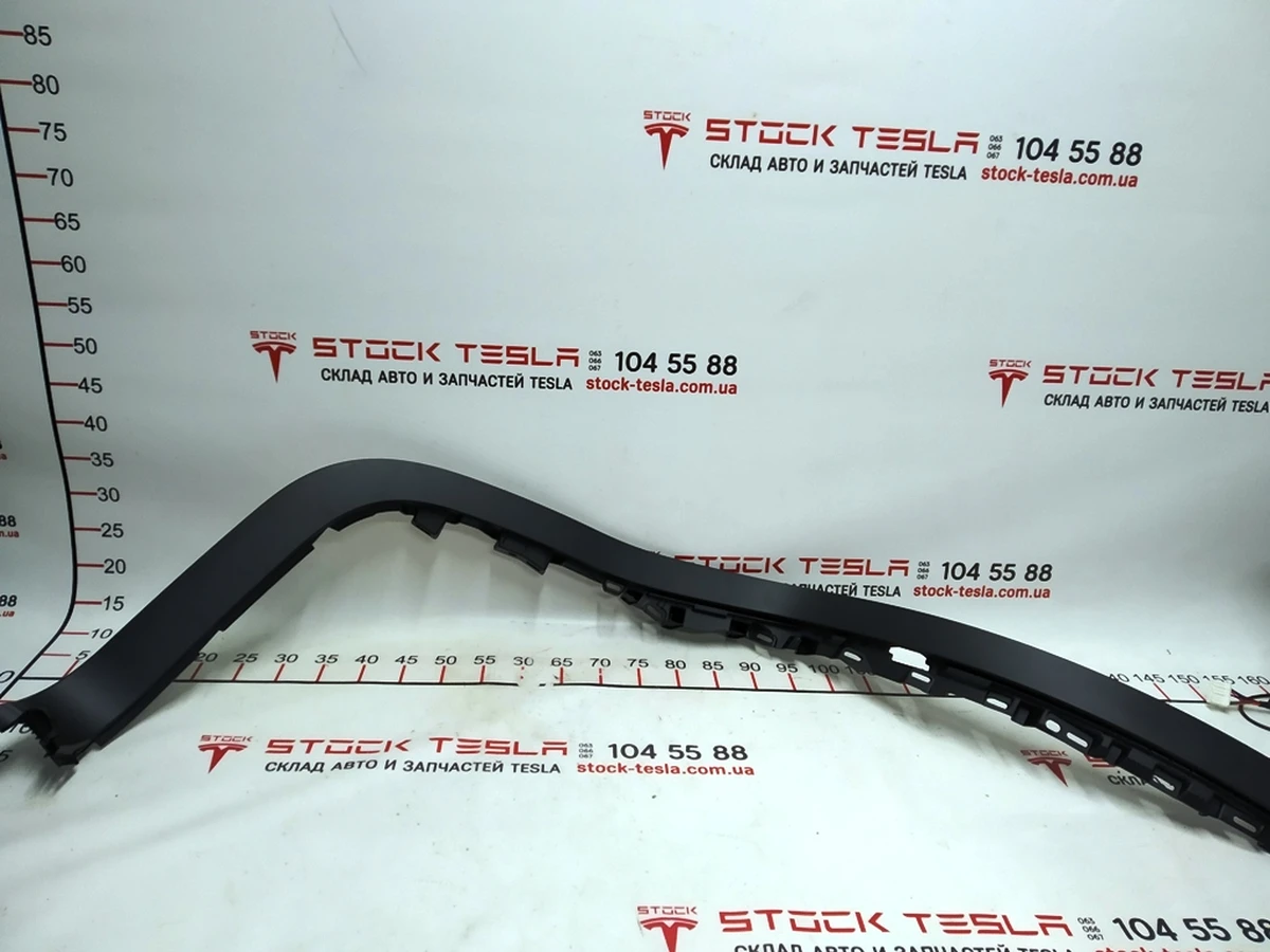 12 Накладка отвору стійки C ліва пластик Tesla model X 1105126-00-D