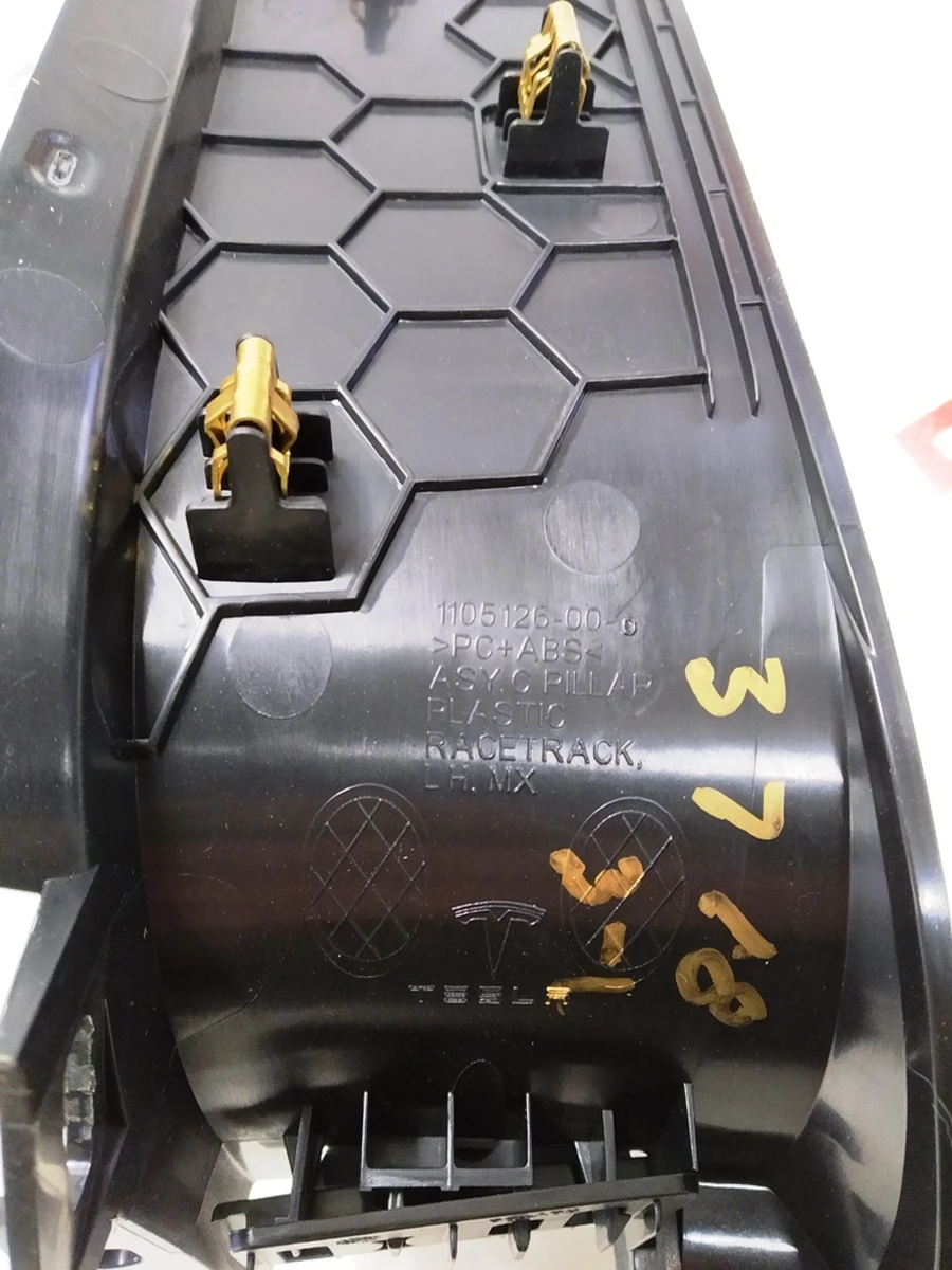 12 Накладка отвору стійки C ліва пластик Tesla model X 1105126-00-D