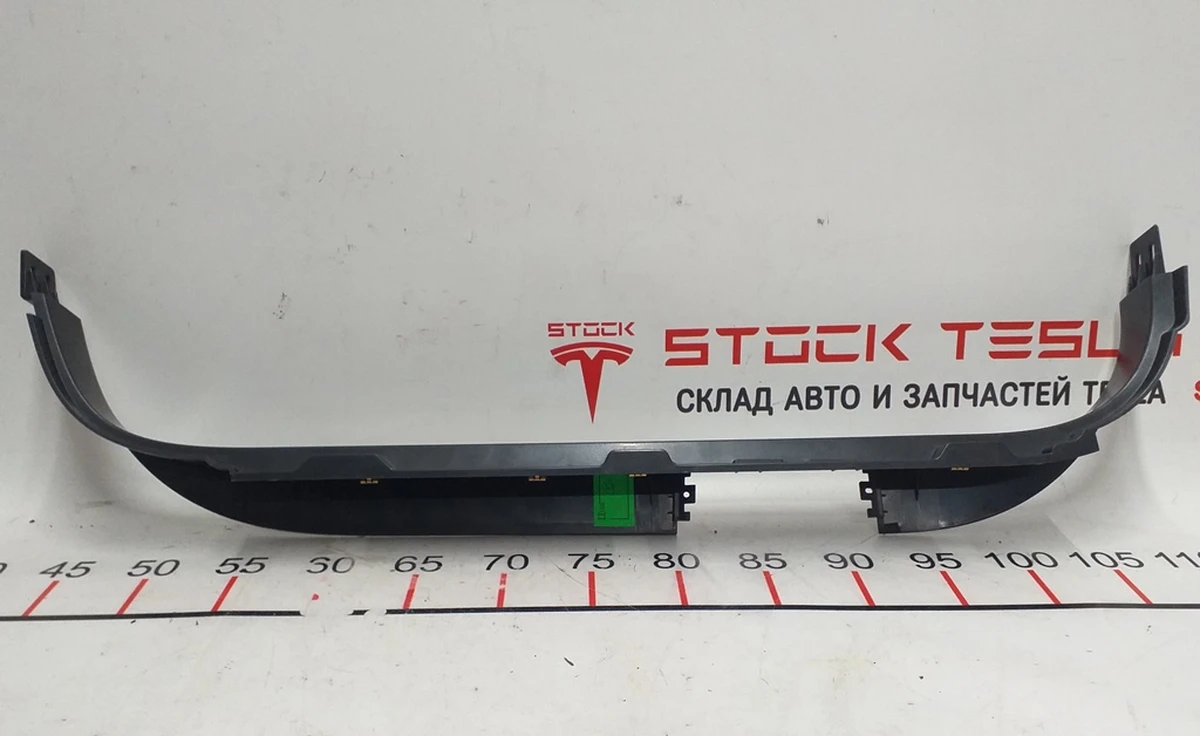 9 Накладка дверного отвору заднього лівого нижня пластик Tesla model X 1105138-00-D