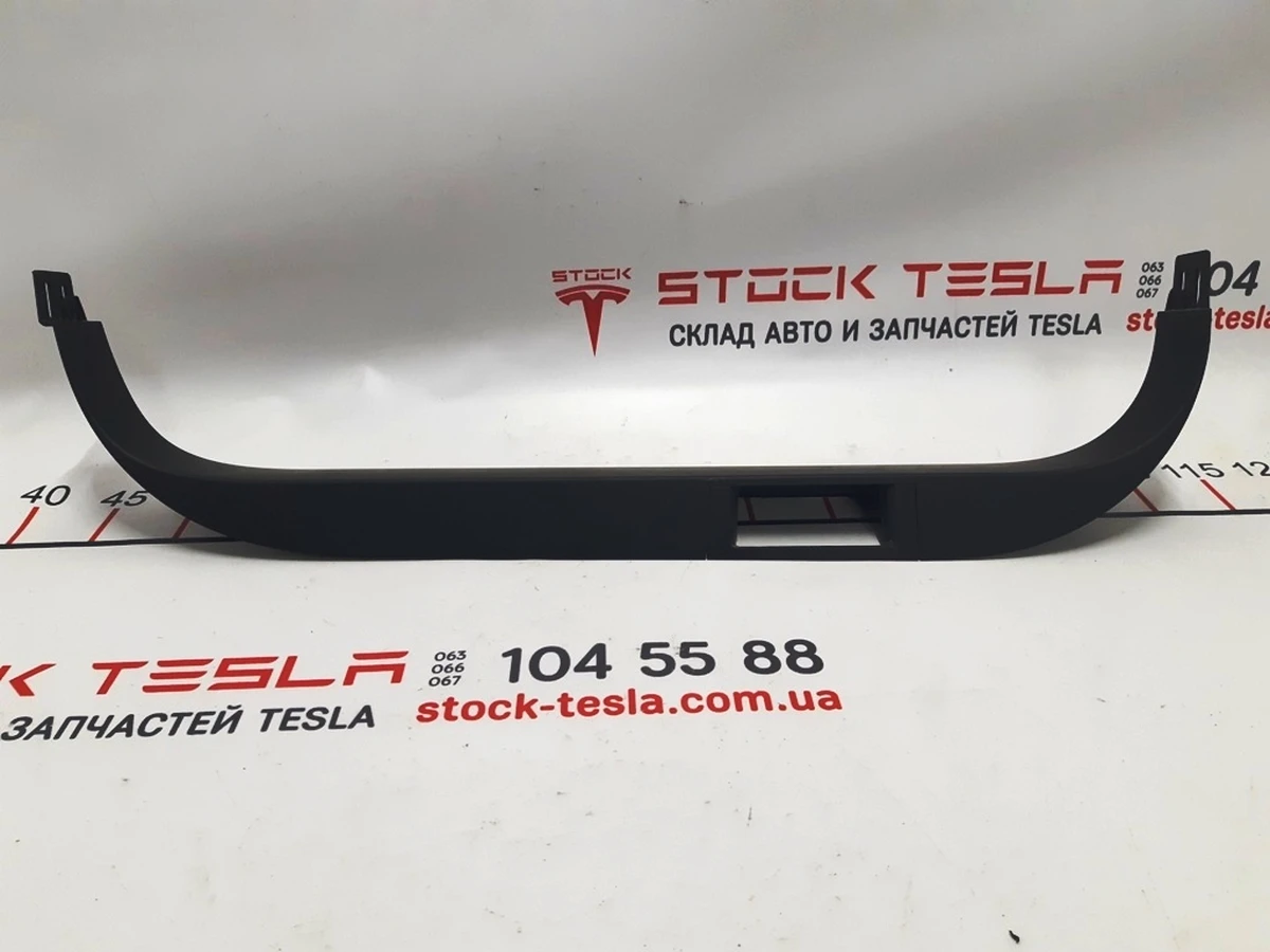 9 Накладка дверного отвору заднього правого нижня пластик Tesla model X 1105141-00-D